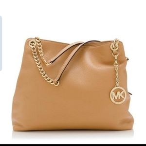 ⭐️Michael Kors jet Set Soft Pebbled Leather Purse